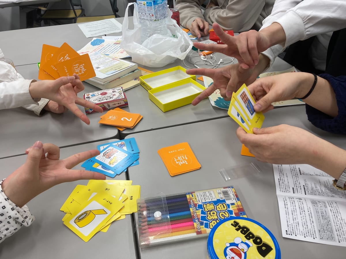 Picture of people at Niji-zu（24zzz) playing a card game.