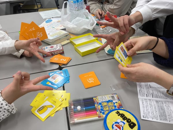 Picture of people at Niji-zu（24zzz) playing a card game.